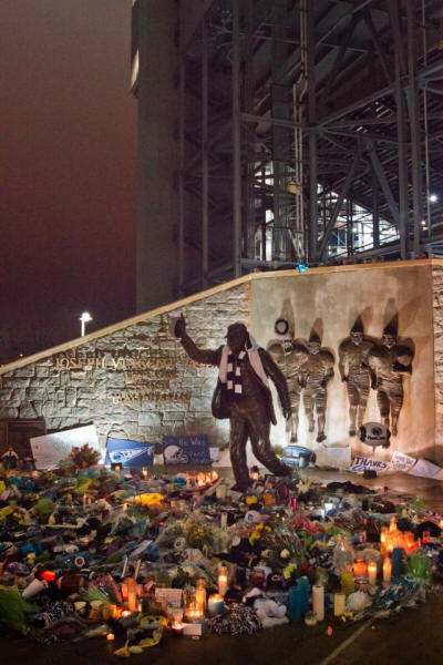 Statue of Joe Paterno and the makeshift memorial